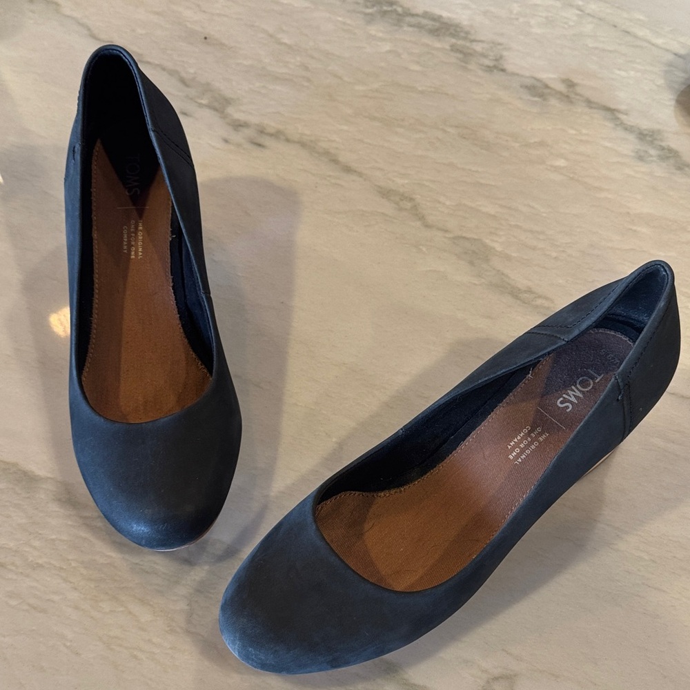 TOMS Women's Black Heels with Tan Block - Picture 4 of 4